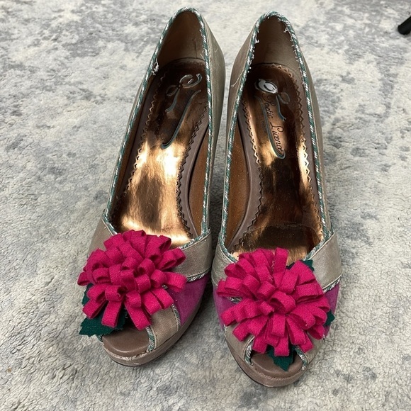 Poetic License Distressed Leather Floret Pom Pom Pumps Retro Heels Taupe Sz 7 - Picture 2 of 14